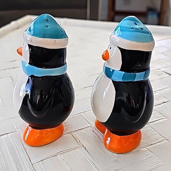 Vintage K-Mart Penguin Salt and Pepper Shakers Winter Christmas 4.25" x 3" - Picture 3 of 6